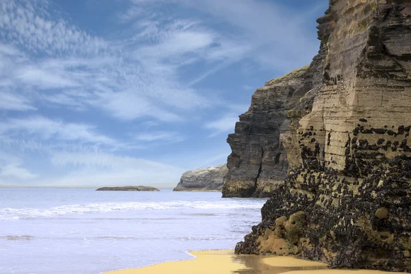 Falaises antiques sur la côte irlandaise — Photo