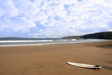 Yalnız surfboard ile Golden beach