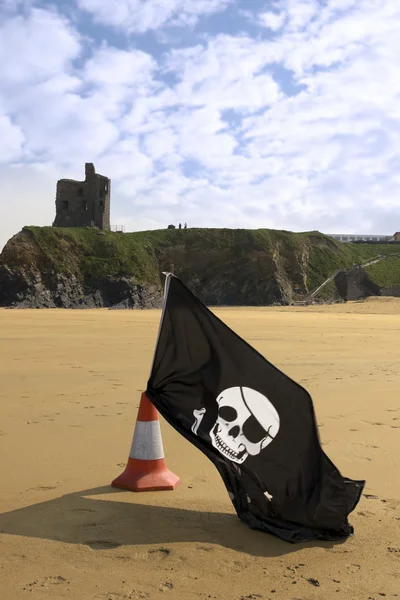 城堡和海滩与海盗旗标志 — 图库照片