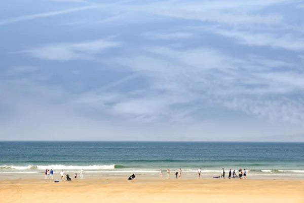 Sandstrand mit Surfen gehen — Stockfoto