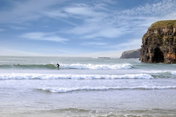 Surfisti vicino scogliere ballybunion — Foto Stock