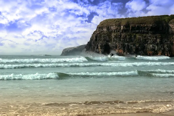 Surfers near cliffs — Stock Photo, Image