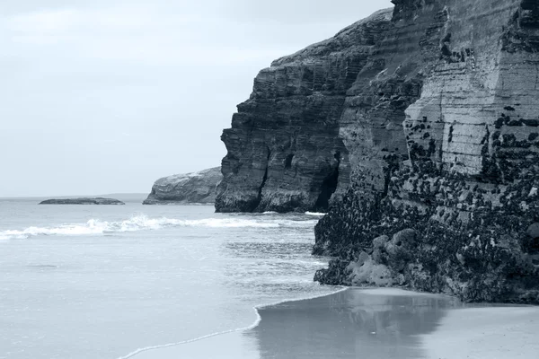 İrlandalı kenarı yüksek kayalıklarla — Stok fotoğraf