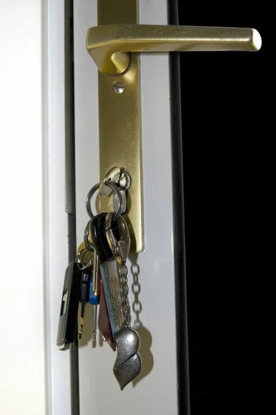 Ключи в двери дома — стоковое фото