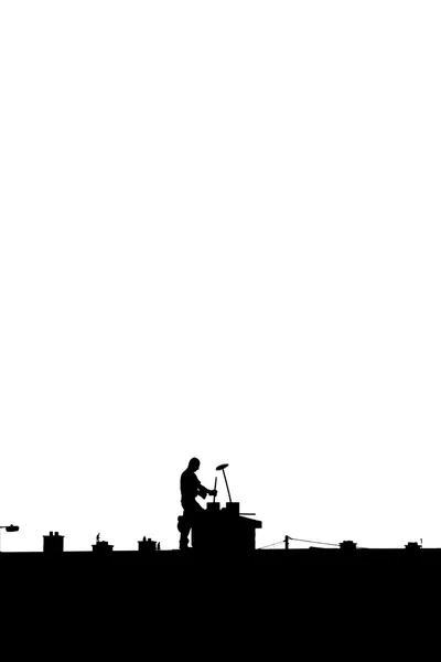 Beyaz karşı çatıda baca temizleyicisi siluet — Stok fotoğraf