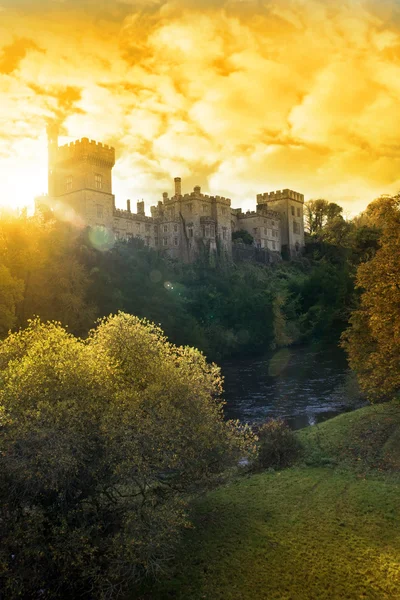 Castelo de Lismore pôr-do-sol sobre o rio das águas negras Imagens Royalty-Free