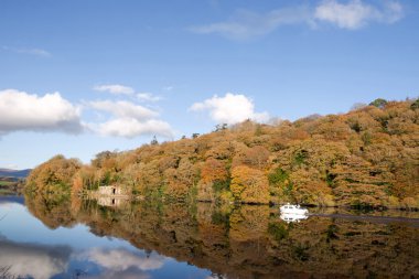 Sakin nehir karasu normal hızda tekne
