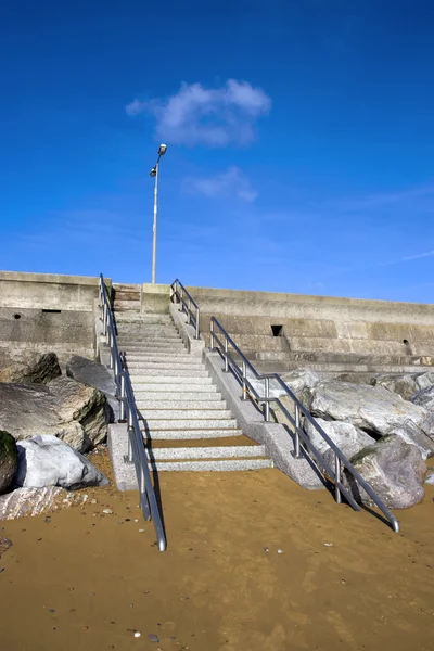 Schritte hinauf zur Strandpromenade — Stockfoto