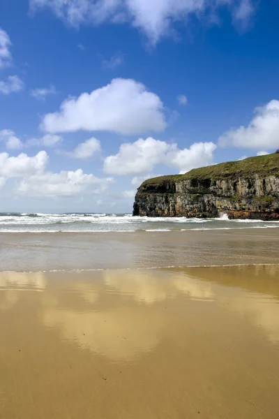 Atlantic view ballybunion kayalıklarla ve plaj — Stok fotoğraf