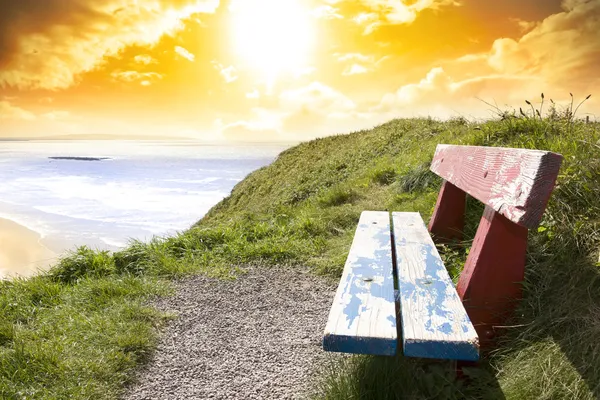 Utsikt över stranden och Atlanten i ballybunion med bänk — Stockfoto