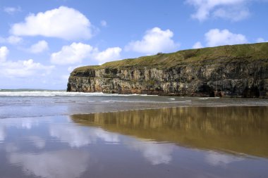 Ballybunion plaj ve kayalıklarla wth Atlantik dalgalar