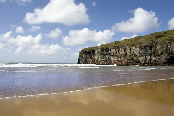 Ondas atlánticas en la playa de Ballybunion y acantilados — Foto de Stock