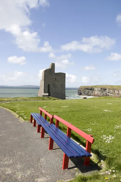 Zobacz ławki ballybunion zamek plaży i skały — Zdjęcie stockowe