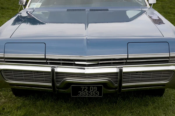 La capucha de un clásico coche azul americano — Foto de Stock