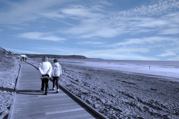 Madre e hija paseando en Youghal —  Fotos de Stock