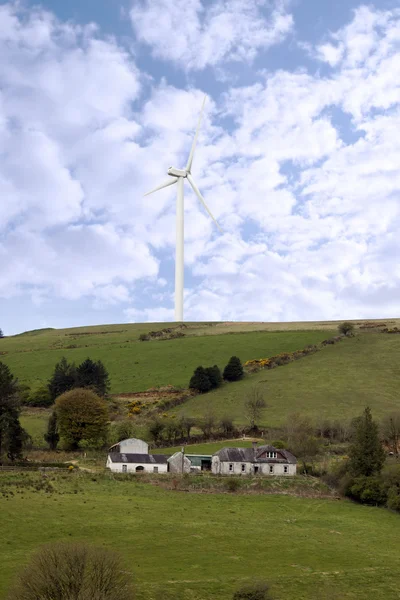 Mulino a vento su una collina verde di Glenough — Foto Stock