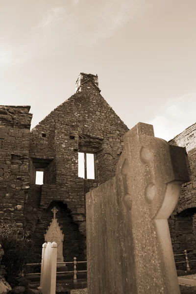 Gamla irländska kyrkogård i sepia — Stockfoto