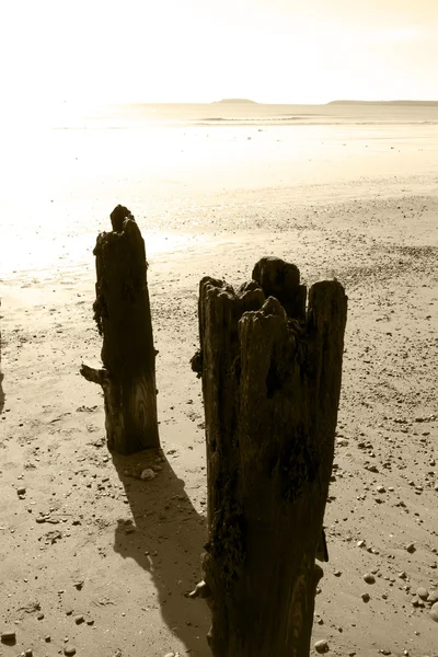 Sol sobre o sepia praia disjuntores — Fotografia de Stock