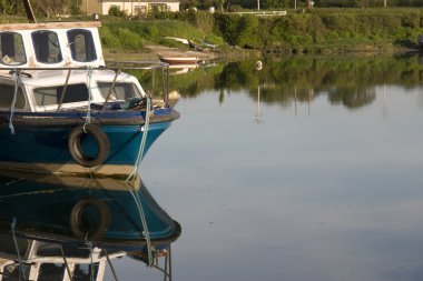 salleen rıhtımda demirli eski balıkçı teknesi