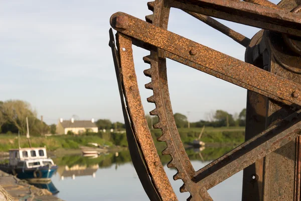 Oude mechanische kraan op salleen pier — Stockfoto