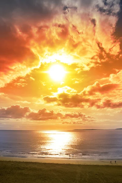 Turisti che camminano sulla spiaggia Ballybunion — Foto Stock