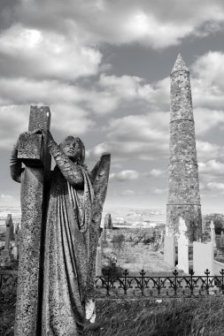 baş melek mezar taşı ve antik yuvarlak kule