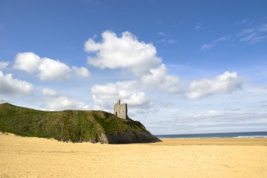 bir uçurumun kenarına Ballybunion Kalesi
