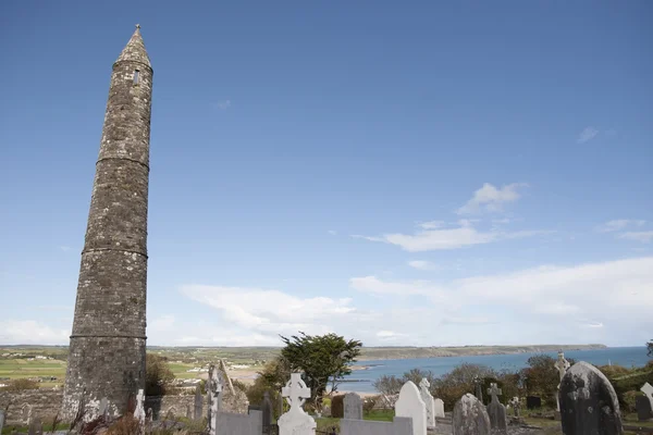 Antiga torre redonda irlandesa e cemitério celta — Fotografia de Stock