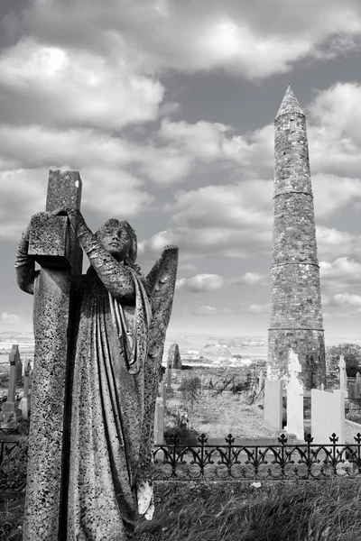 天使の墓石と古代の円形タワー — ストック写真