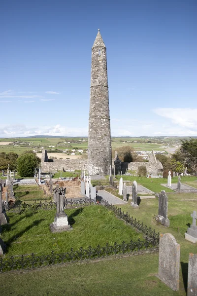 Ardmore round tower and graveyard — Stock Photo, Image