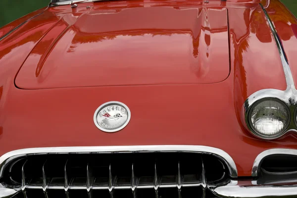 Klasyczne czerwone chevrolet corvette — Zdjęcie stockowe