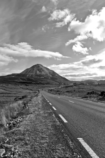 Estrada preta e branca para as montanhas Errigal Irlanda — Fotografia de Stock