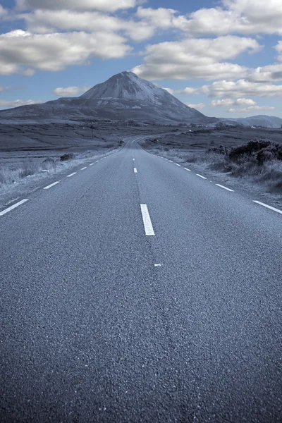 Estrada azul tonificada para as montanhas Errigal — Fotografia de Stock