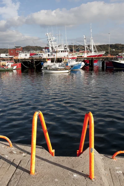 Bateaux amarrés à Killybegs avec des marches — Photo