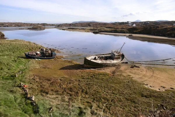 Dos barcos de pesca varados en la playa irlandesa — Foto de Stock