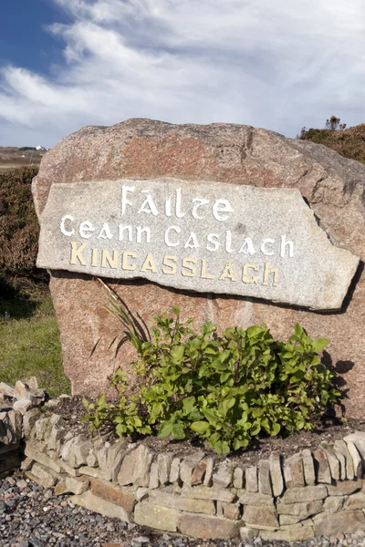 Χωριό όνομα σημάδι πάνω σε βράχο στην kincasslagh — Φωτογραφία Αρχείου