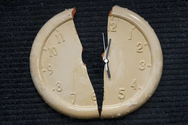 Face d'horloge gelée cassée — Photo