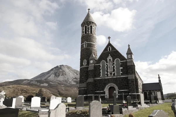 Kostel Nejsvětějšího srdce, dunlewey s hory errigal — Stock fotografie