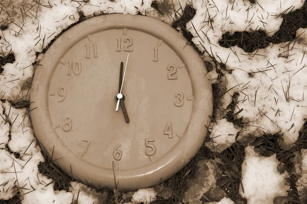 Relógio rosto na neve congelada — Fotografia de Stock