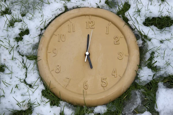 Relógio rosto na neve — Fotografia de Stock