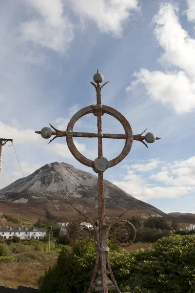 Cross view of Dunlewey with Errigal mountains — Stock Photo, Image