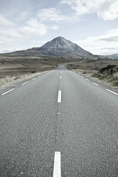 Estrada vazia para as montanhas Errigal — Fotografia de Stock