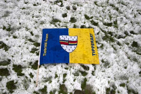 Drapeau Tipperary contre la neige — Photo