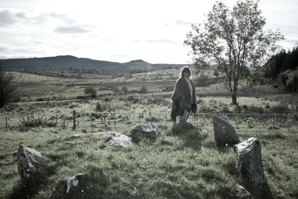 Tourist at a stone circle in county Donegal Ireland — Stock Photo, Image