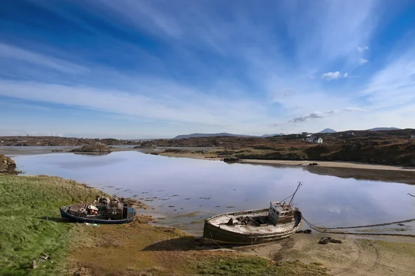 Twee beached vissersboten op Ierse strand — Stockfoto