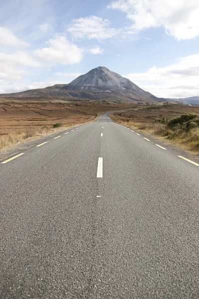 ถนน Tarmac ไปภูเขา Errigal — ภาพถ่ายสต็อก