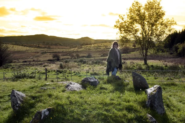 Turista feminina em um círculo de pedra no condado Donegal Irlanda — Fotografia de Stock