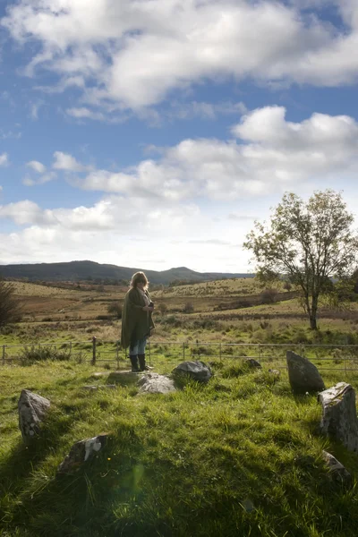 Turista feminina em um círculo de pedra no condado Donegal — Fotografia de Stock