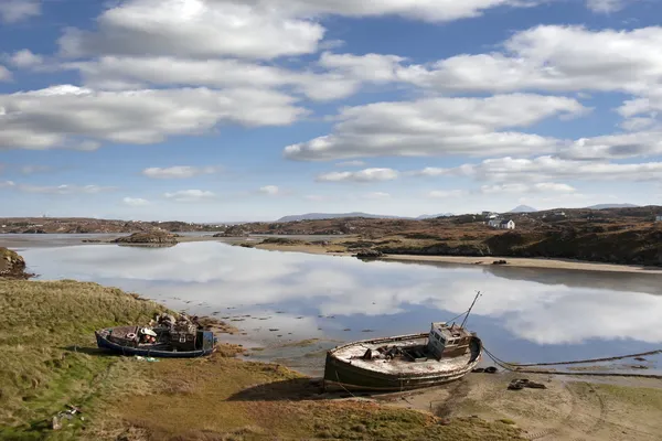 Viejos barcos de pesca varados en la playa de Donegal — Foto de Stock