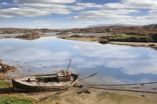 老在爱尔兰的海滩上搁浅的渔船 — 图库照片